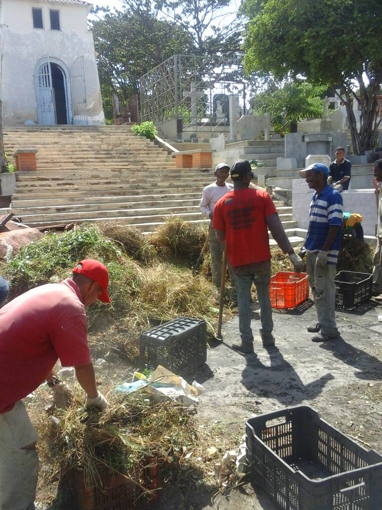 iamsaoficial's tweet photo. @iamsaoficial Trabajando en la Recolección de Desechos Sólidos y Malezas en el Cementerio General.
@MiCumana500 @davidvpsuv https://t.co/EgTr57A88v