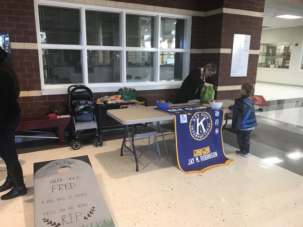 JMRHSNews's tweet photo. Trunk or Treat for Second Harvest food bank scores lots of fun and food!! #jmrhsbulldogs #caringdogs #fooddrive https://t.co/Ghviq28bIn
