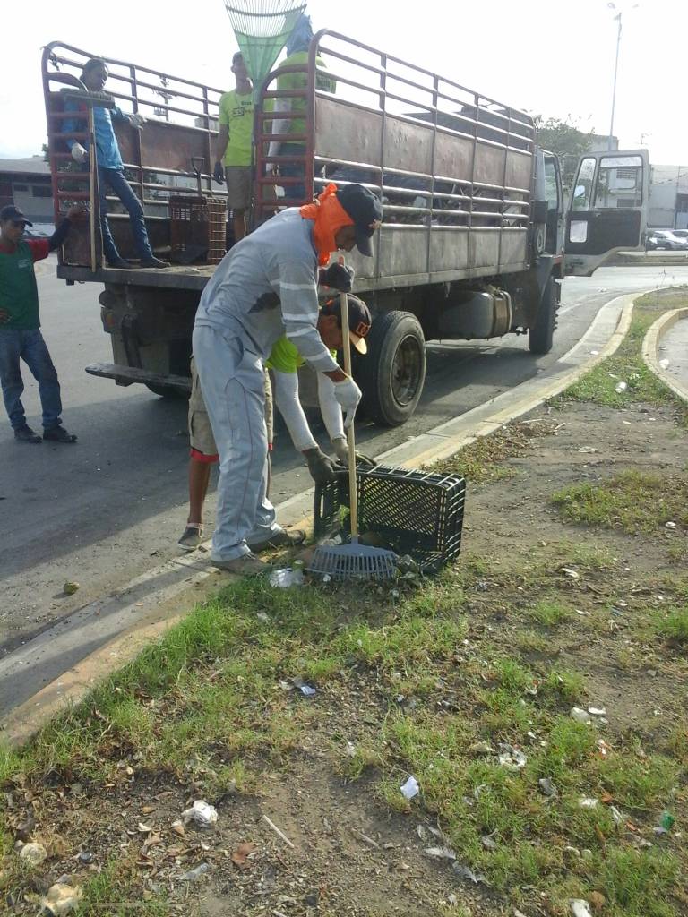 iamsaoficial's tweet photo. @iamsaoficial Realizando trabajos de Recolección de Desechos Sólidos en la Redoma del Terminal de Ferry.
@MiCumana500 @davidvpsuv https://t.co/UXxuWwZoVr