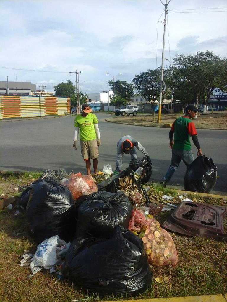 iamsaoficial's tweet photo. @iamsaoficial Realizando trabajos de Recolección de Desechos Sólidos en la Redoma del Terminal de Ferry.
@MiCumana500 @davidvpsuv https://t.co/UXxuWwZoVr