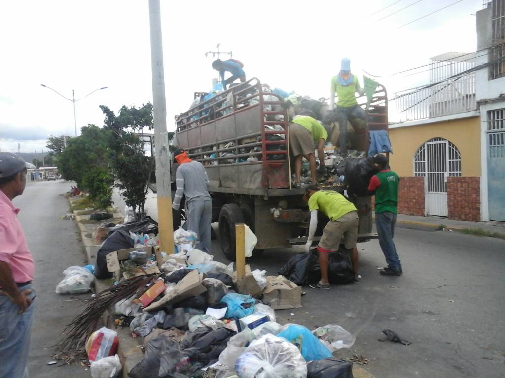 iamsaoficial's tweet photo. @iamsaoficial Trabajando en la Recolección de Desechos Sólidos en la Recta de San Luis.
@MiCumana500 @davidvpsuv https://t.co/6fEjo6Nuw6