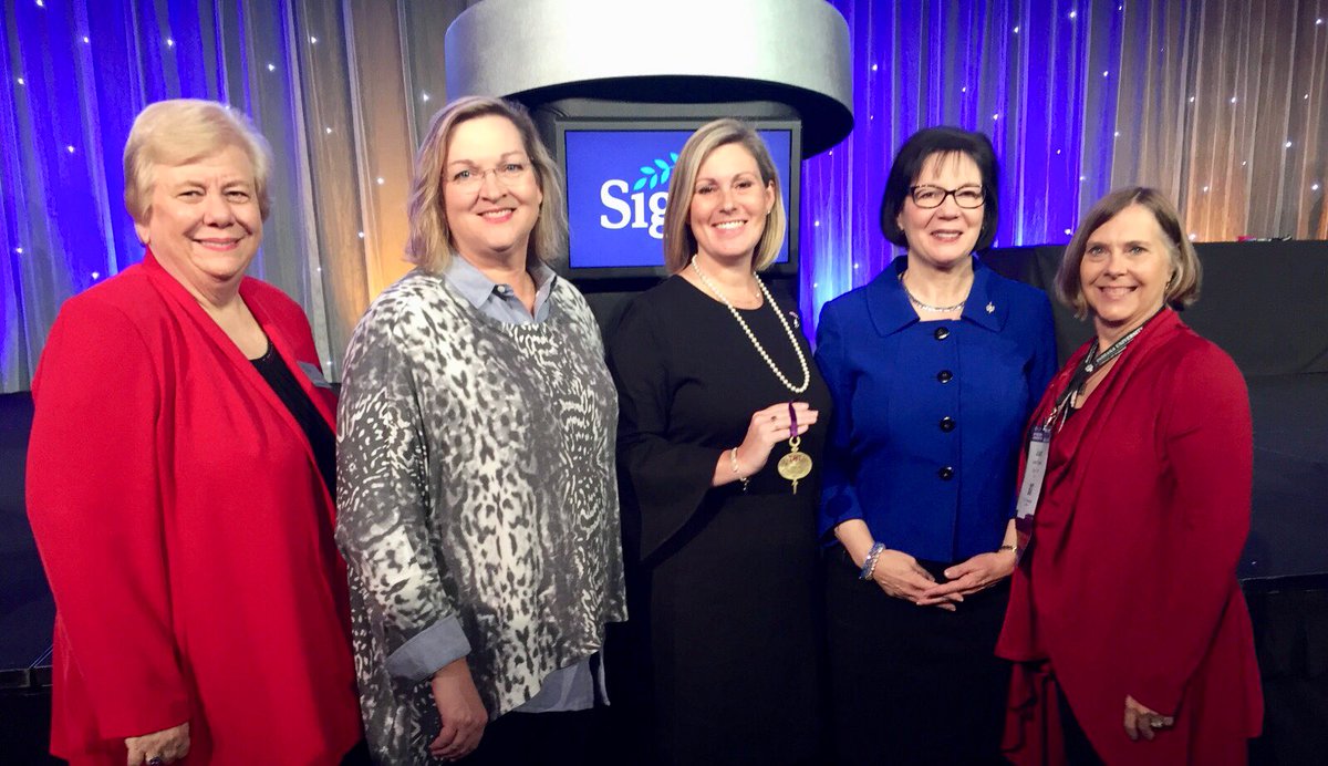STTI_AlphaXi's tweet photo. #STTICONV17 chapter key ceremony @CathyCatrambone https://t.co/Pg2y0kuOSY