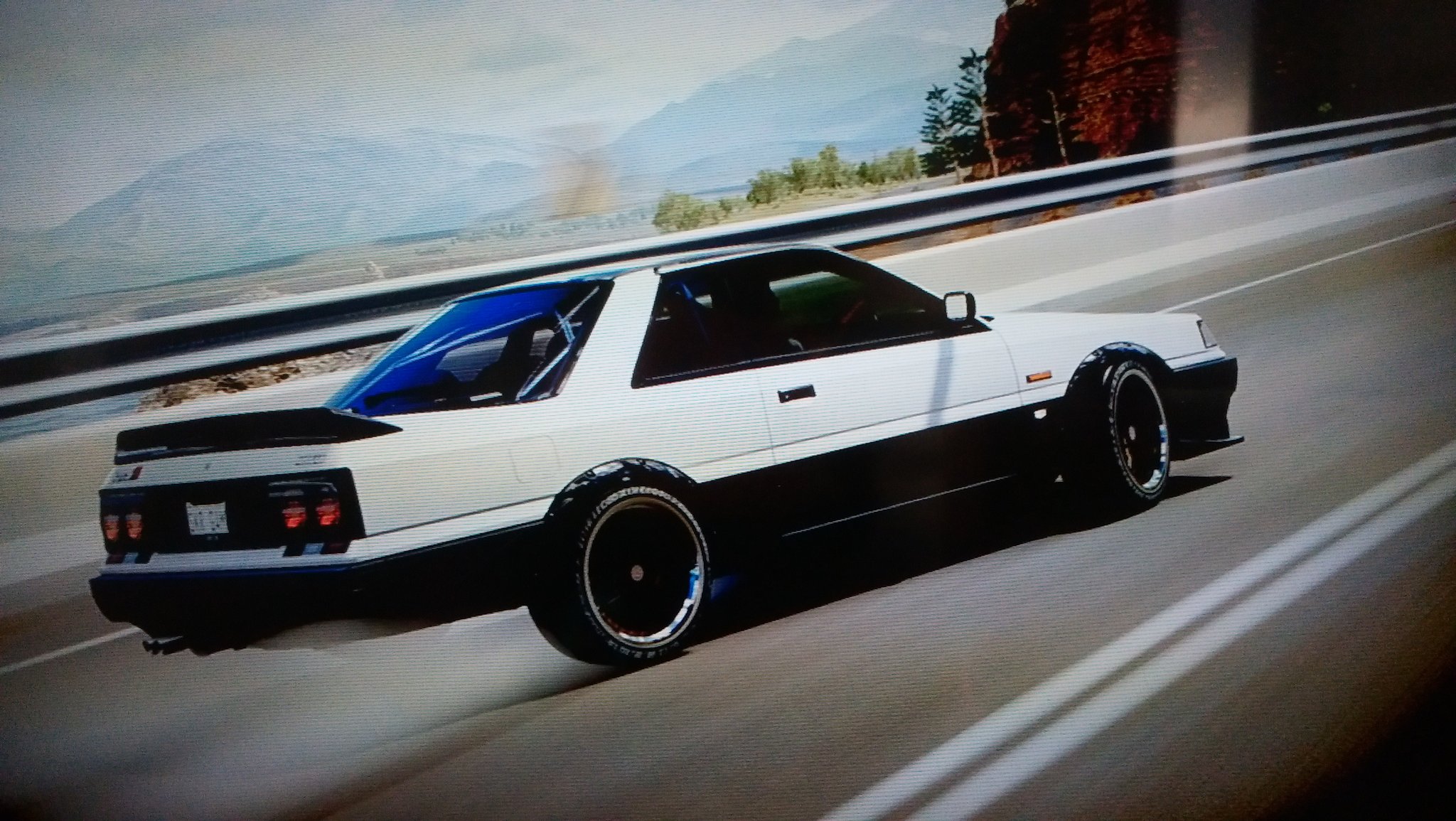 Skr Skyline Gt R R31スカイラインでドリフト このマシンはrb26搭載車 Fr Rb26でどこまででも滑らせれるドリ車です クラシックカー風に白黒ツートンカラー 6mtのほぼgt Rの皮を被ったr31スカイラインです ๑ ㅂ وrb26パワーは物凄いので