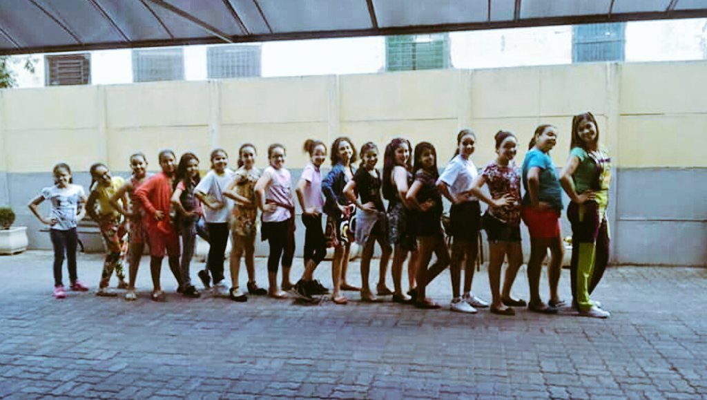 GiullianaCastr1's tweet photo. Amo minhas amigas e minha professora!!!❤❤❤
#Bestfriends!❤
#Profaa❤ https://t.co/p3OQYpfXXf