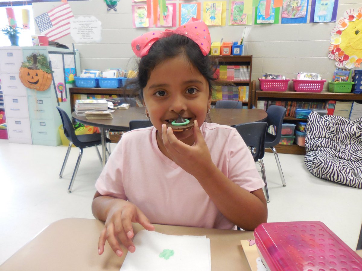 HallcoFES's tweet photo. Our second graders had so much fun listening, visualizing, illustrating and snacking to the "Room on the Broom." #feslearningcommons https://t.co/jlCHl4Dmr5
