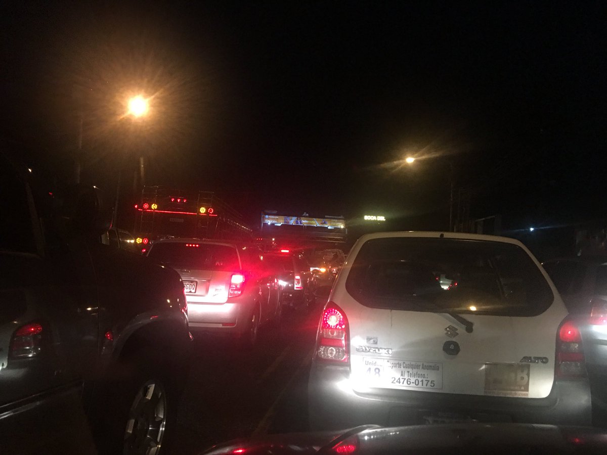 CanalAntigua's tweet photo. #TráficoGT Fuerte carga vehicular en avenida Hincapié, zona 13, con dirección a Boca del Monte. | Vía: @express_foto https://t.co/hVmiRVpknP