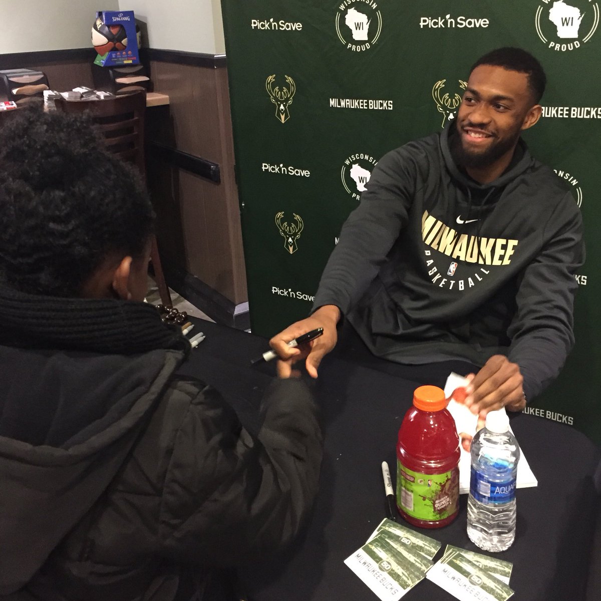 Thank you to all the fans who came to @PicknSaveStores to meet @JabariParker tonight!! https://t.co/2fQrXu1MTF