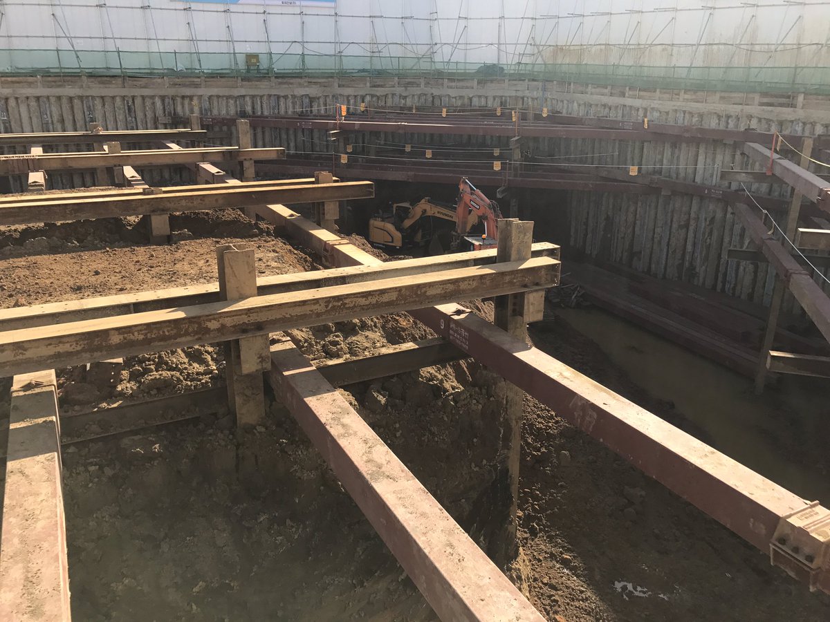 복정도서관 신축 현장입니다. 10월 만족시공의날 회의 진행하여 부진한 부분과 진행사항 논의하였습니다. 공사는 터파기 진행중입니다. #성남시 #시설공사과