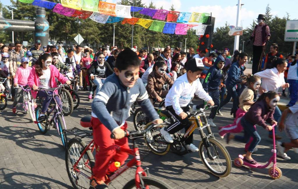 Participan pequeños en carrera de “Catrines y Catrinas” de UAEH agendahidalguense.com/2017/10/30/par…