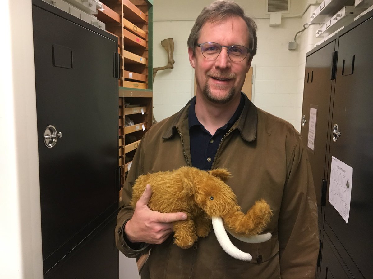 MaxMastodon's tweet photo. Stopped by @UO_MNCH &amp; met @EdwardByrdDavis while looking at Mastodons! #MastodonsOfUnusualSize https://t.co/KU2B5jLqox