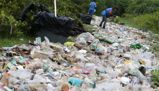 Hong Kong throws away 5.2 million bottles every single day – is it time to ban the sale of the plastic disposables? bit.ly/2ySRmg6