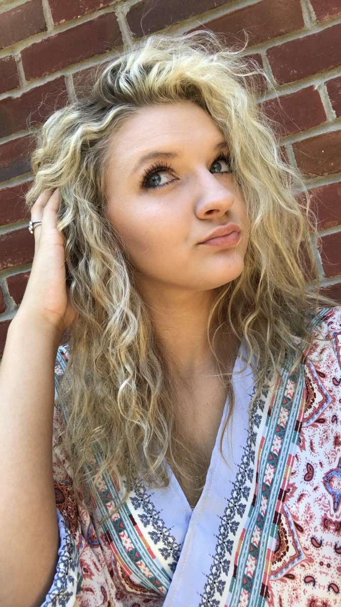 aubreyallyn's tweet photo. Okay guys my bff is single and needs a respectful and handsome man in her life... if you would like to try and be her man dm me and I’ll see if you’re good enough for her! https://t.co/nDz1CCtnzH