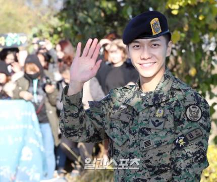theseoulstory's tweet photo. 📸 Welcome back Lee Seung Gi! https://t.co/NL4YHYGkey