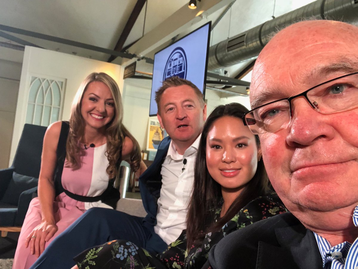 Our CEO looks huge - with <a href="/LukeMangan/">Luke Mangan</a>, <a href="/TheDailyEdited/">The Daily Edited</a>, Katrina <a href="/AmexAU/">Amex Australia</a> for #shop small launch.  Nice.