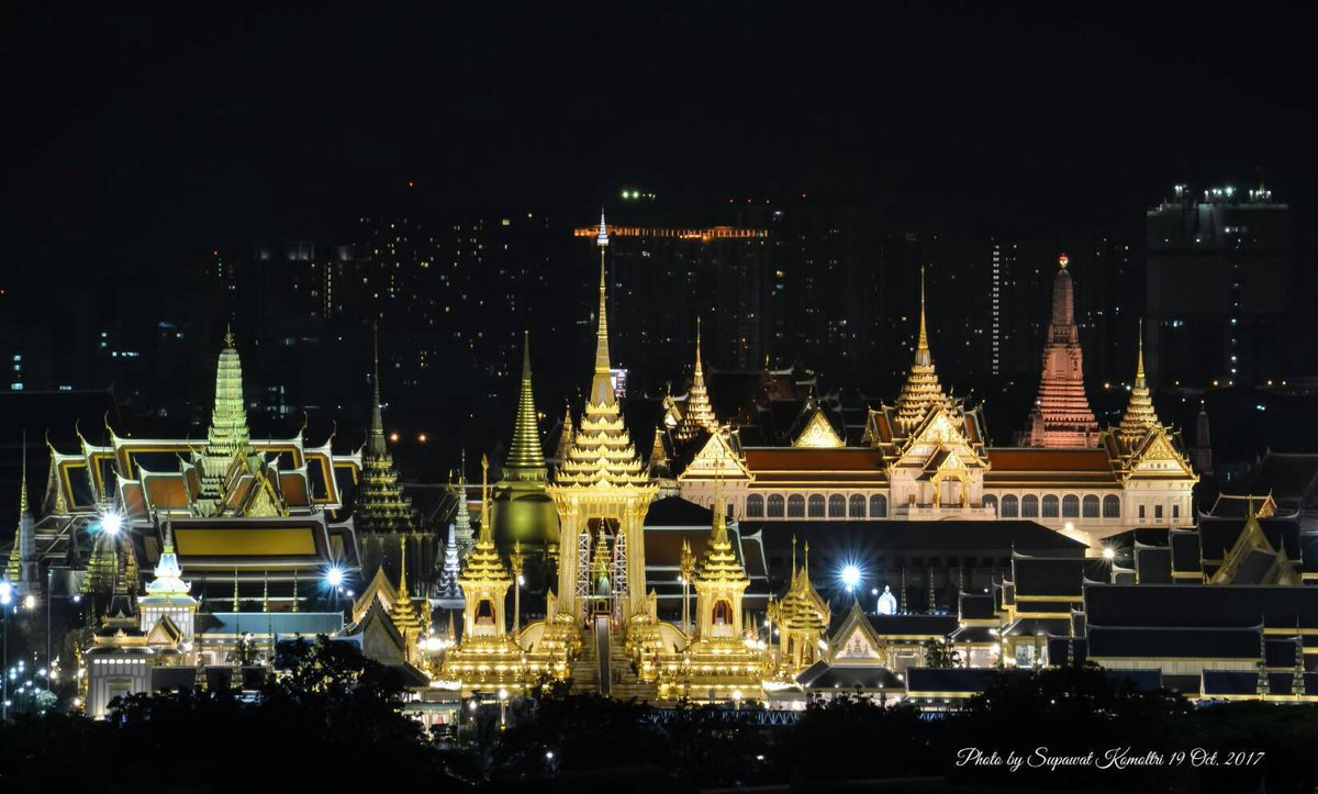 Charoen_online's tweet photo. พระเมรุมาศไม่เพียงแต่เป็นพิธีถวายพระเพลิงพระบรมศพในหลวง ร.๙ ของไทยเท่านั้น แต่คนไทยทั้งประเทศกำลังบอกคนทั้งโลกว่า “เราคือใคร” (แดน บาฮาสกี้) https://t.co/GIHNiVb2N4