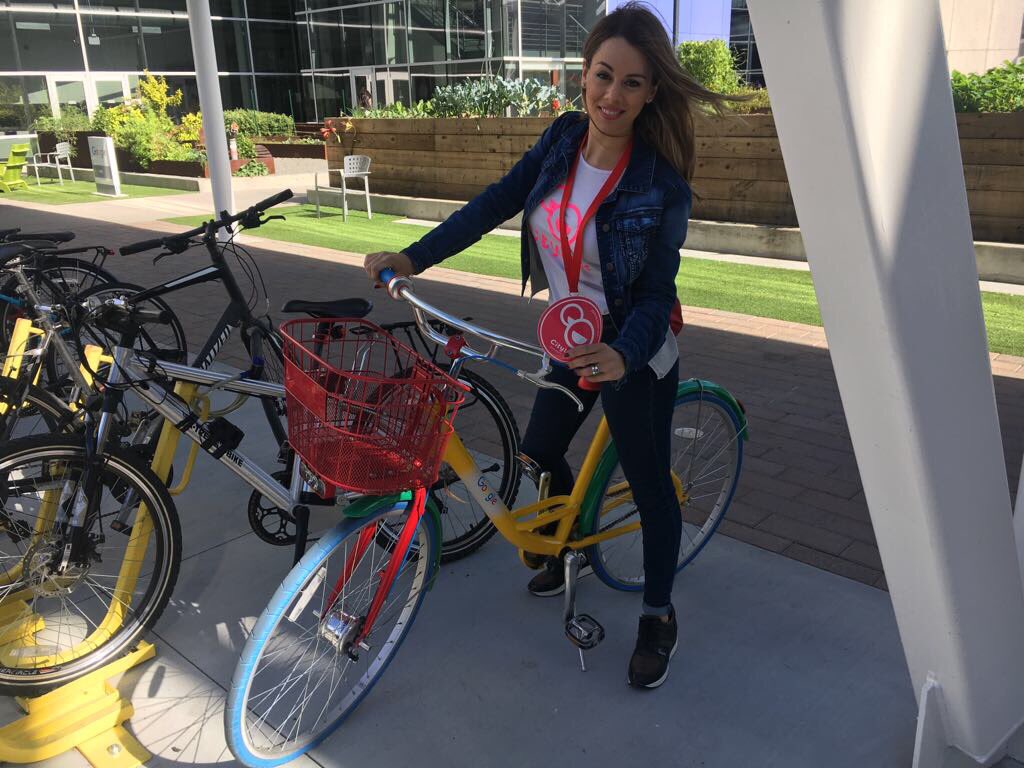 SilviaLorent's tweet photo. Continúa la aventura emprendedora en #SiliconValley Hoy visitando @Google #YuzzSFO https://t.co/eekNa1FWZC