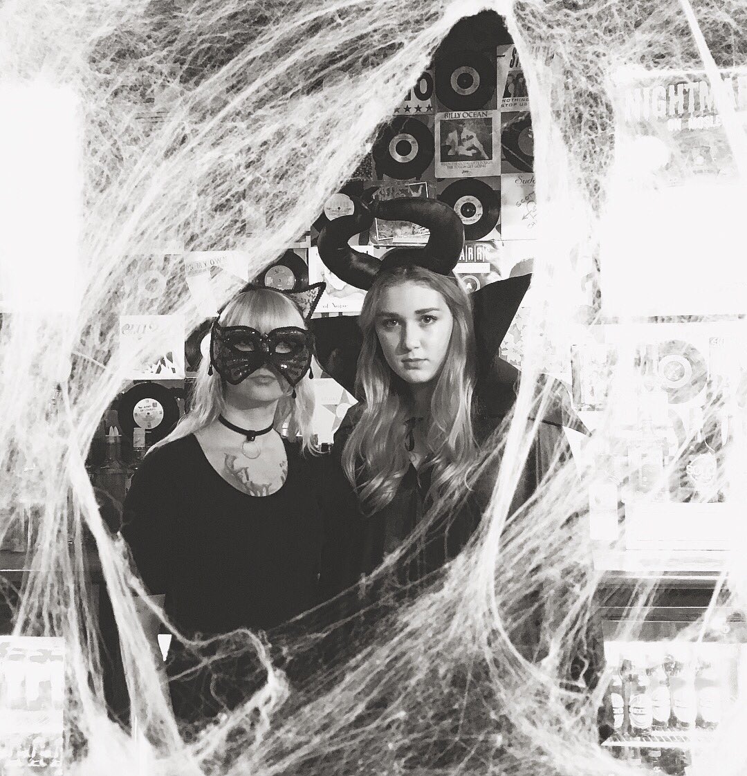 FlaresN1970's tweet photo. Come join the #mondaygang here at Flares with our one and only @djtrigmeister on the decks tonight💃🏻💃🏻💃🏻#MondayMotivaton #HallowsEve https://t.co/10ibDIgfSq