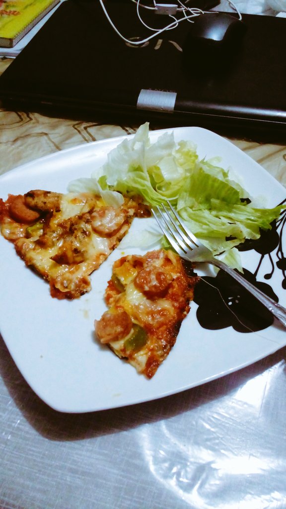 JulesMatthew1's tweet image. Made this cauliflower crust pizza today. #yumyum #enjoylife #betterthanithoughtitwouldbe