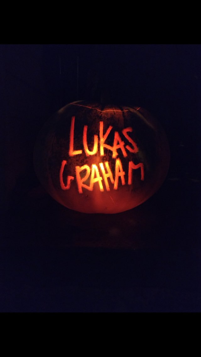 LukasGraham's tweet photo. Some people get their pumpkin game right🎃 thanks @mslaydeebug777 https://t.co/F3KdohZFIE