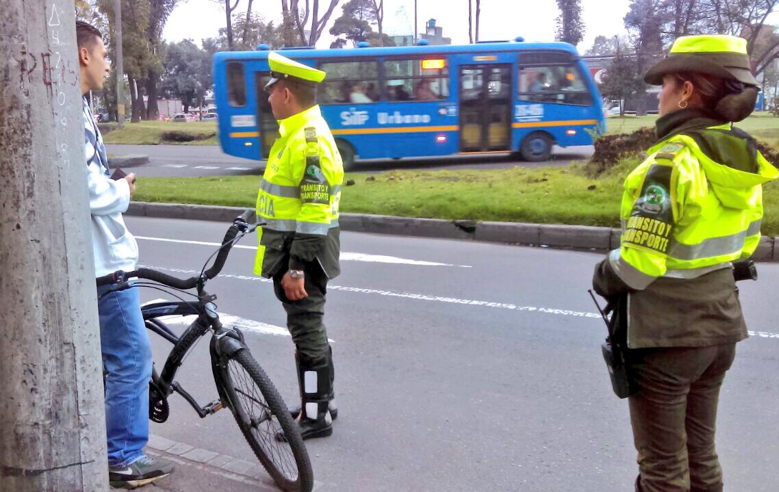 SectorMovilidad's tweet photo. 🚨🚔Nuestro #PlanCiclistas, junto a @TransitoBta, busca garantizar seguridad de los biciusuarios en vías. Por eso hoy registramos:

📋26 multas https://t.co/FHQQdlehcw