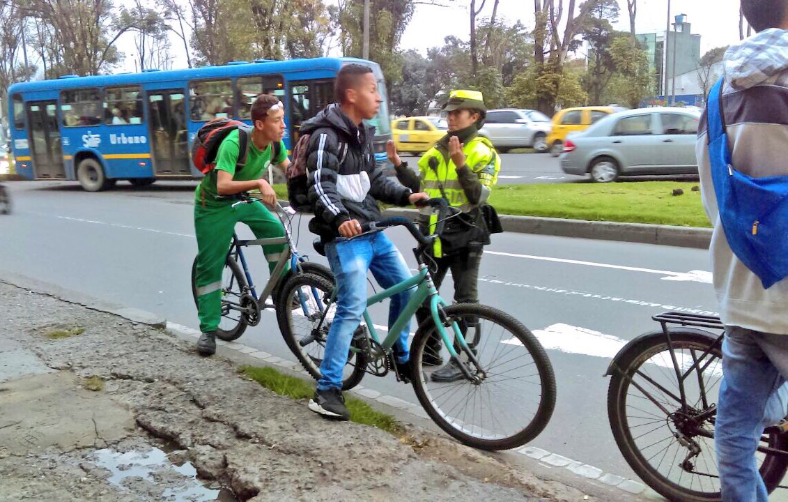 SectorMovilidad's tweet photo. 🚨🚔Nuestro #PlanCiclistas, junto a @TransitoBta, busca garantizar seguridad de los biciusuarios en vías. Por eso hoy registramos:

📋26 multas https://t.co/FHQQdlehcw