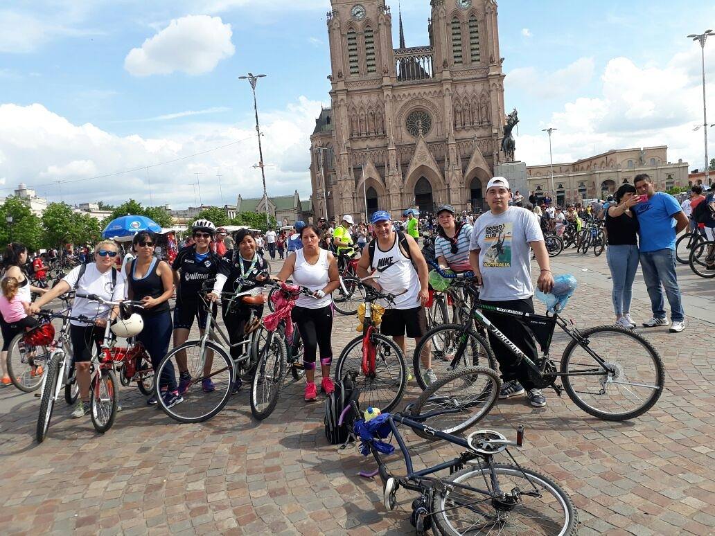 VikyEqui's tweet photo. Todos juntos #lujan2017 #bicicleteada https://t.co/5c3CUWHbzP