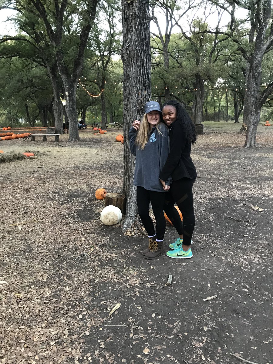 kennedylaurynm's tweet photo. find friends that fall w yaaa🎃💓🍂 https://t.co/qZUdXwzvm1