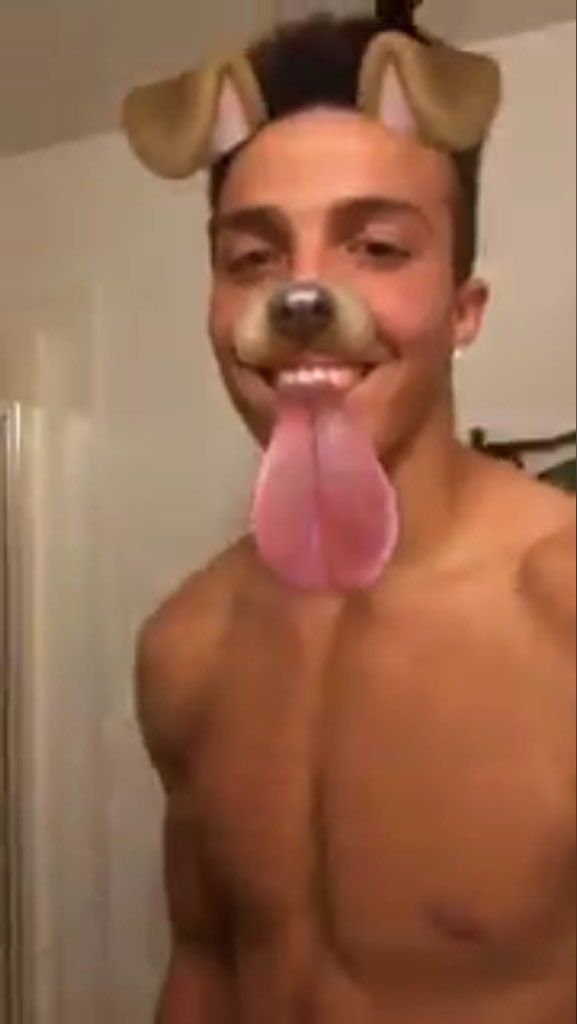 vart_geeky's tweet photo. It would be great if I could find out who he is and follow his snapchat account. My ideal type. ❤️❤️❤️💚💚💚 https://t.co/BCNkSHHG7n