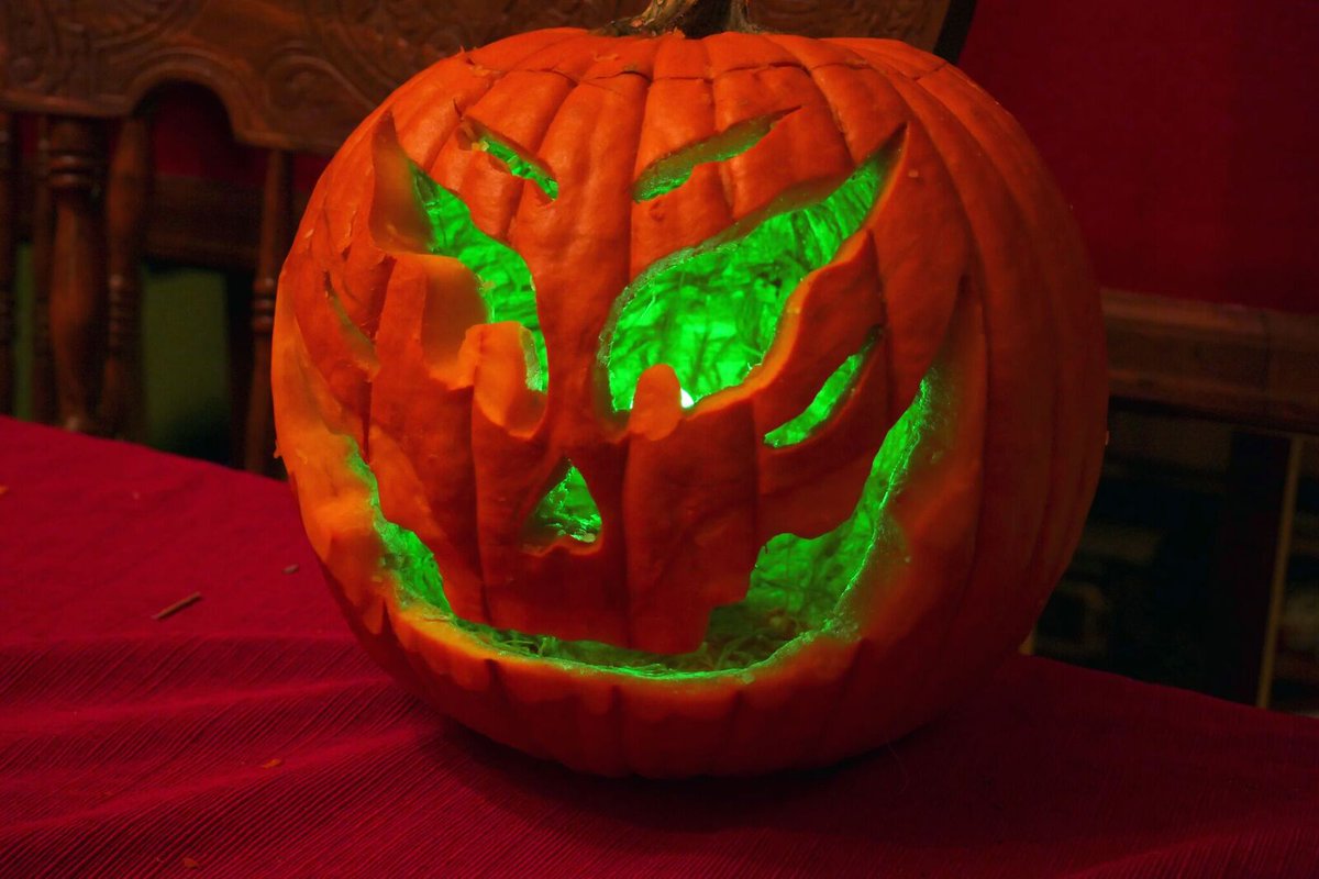 FenixLightingUS's tweet photo. #Fenix #Halloween #TrickorTreating Bonus Tip: Use the GREEN setting on the #CL09 for an even spookier #JackoLantern! https://t.co/ejGCyp6T3x https://t.co/uJKVdqEsv3