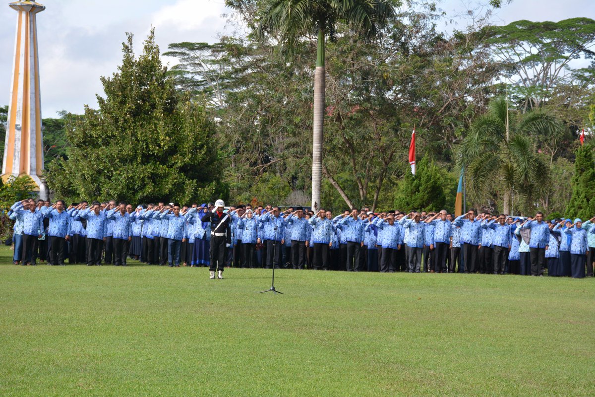 Humas_UHO's tweet photo. Upacara Bendera Hari Kemerdekaan Republik Indonesia tahun 2017
#LapanganRektoratUHO #17Agustus2017 https://t.co/0AzMIsQLIe