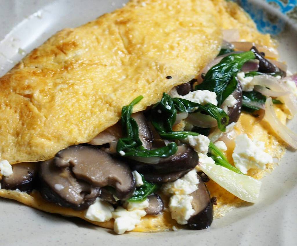 badudets's tweet photo. #BadudetsCooks: Ate Yong's day off so I'm in charge of the cooking. This omelette has spinach, shiitake mushrooms … https://t.co/kIJ1re0O6a https://t.co/qjBe8C4bei