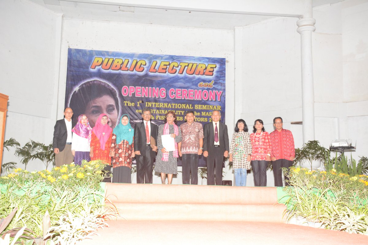 Humas_UHO's tweet photo. Seminar International Menteri Perikanan &amp; Kelautan "DR. HC. Susi Pudjiastuti @susipudjiastuti "
#AuditoriumMokodompitUHO #16September2017 https://t.co/HxunFA4nBT