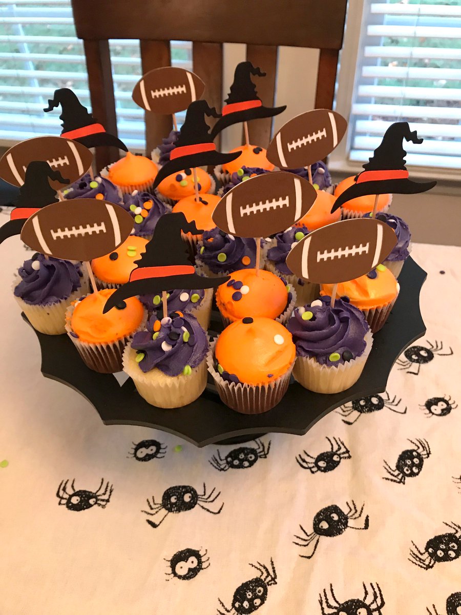 katrinap16's tweet photo. New blog post on my cupcake toppers at a friend's Georgia-Florida game.  https://t.co/zimKZyfekm https://t.co/w8S3qD4c1j
