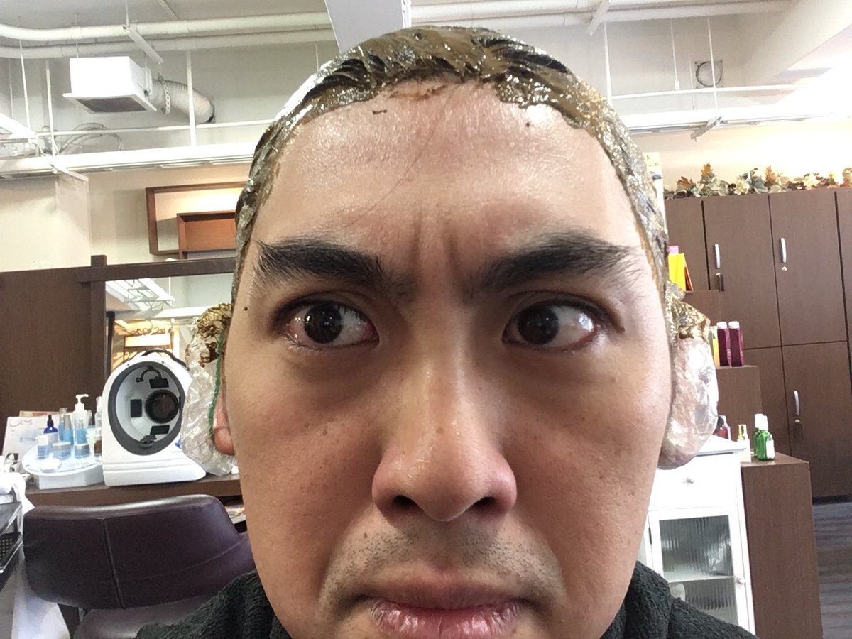 藤川拓人 アピエ 豊中の美容師 ヘナ塗り終わりました このまましばらく放置します ヘナより眉毛が気になる なんだ眉尻だけハネるんやろ ヘナ染め アピエ 藤川拓人 アピエ 豊中の美容師 ヘナ塗り終わりました このまましばらく放置します ヘナより眉毛が気になる なんだ眉尻だけハネるんやろ ヘナ染め アピエ