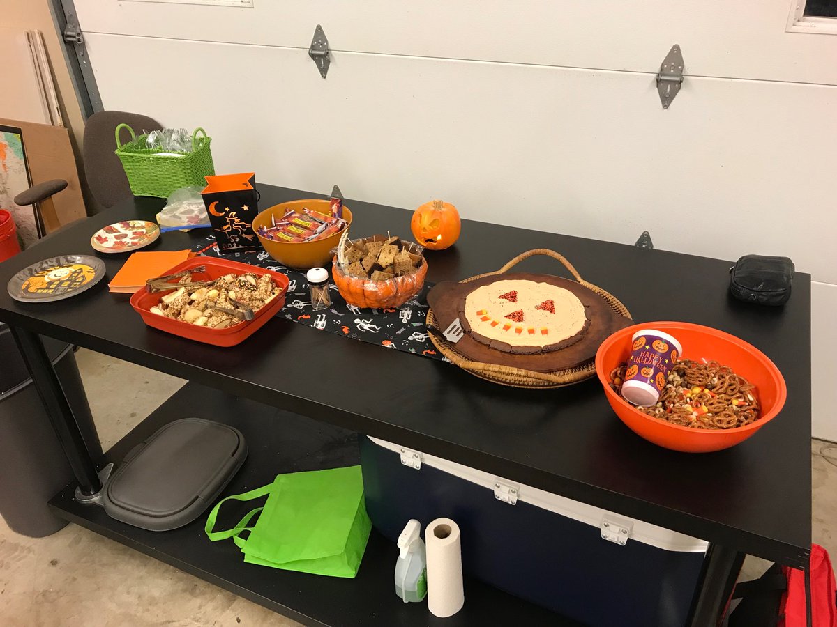 gregchesack's tweet photo. Awesome snacks tonight at our @GLCHURCH group! https://t.co/QNj48lqdK2