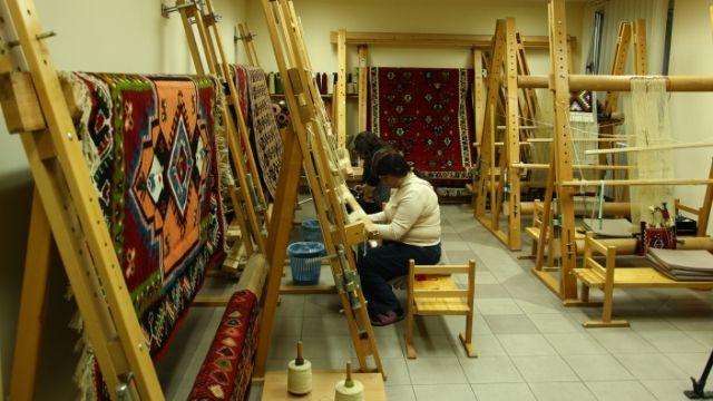 agromediaportal's tweet photo. Pirotski ćilimi - rascvetani kaktus za milostiv svekrvin jezik | Agromedia https://t.co/nF2coWXlor #cilim #tradicija #pirot #selo #agromedia https://t.co/imBPHxhmJ5