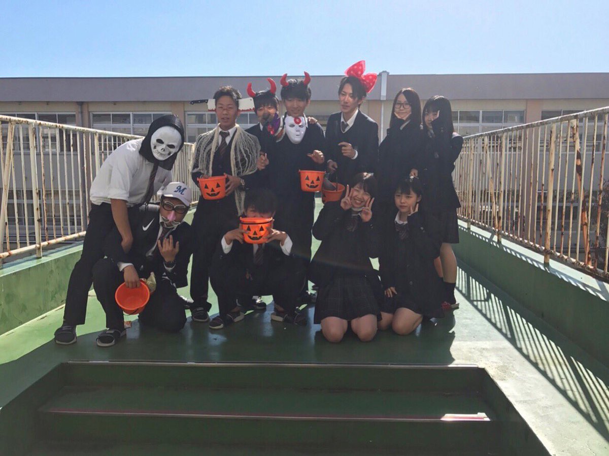 Apinkafumiyayou's tweet photo. 🎃🎃♡happy Halloween♡🎃🎃
楽しかったぁぁぁぁあ💀👿🎃👻
お菓子上げまくったぜぇぇぇえ卍
#Halloween 
#学校来て早々これは 
#卍すぎる 
#ありかとうごさいました https://t.co/Rf8sjCDECj