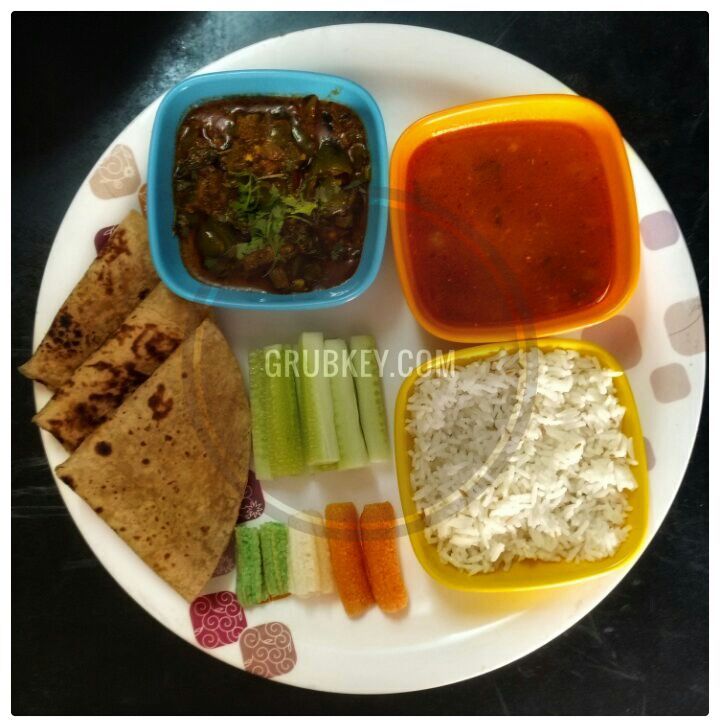 grubkey's tweet photo. #GRUBKEY - Today's #Menu (31 Oct 2017)-  #ShimlaMasala + #MoongDalFry+ #SteamedRice + #Chapati + #Salad + #snack https://t.co/9VdIzw1YB2