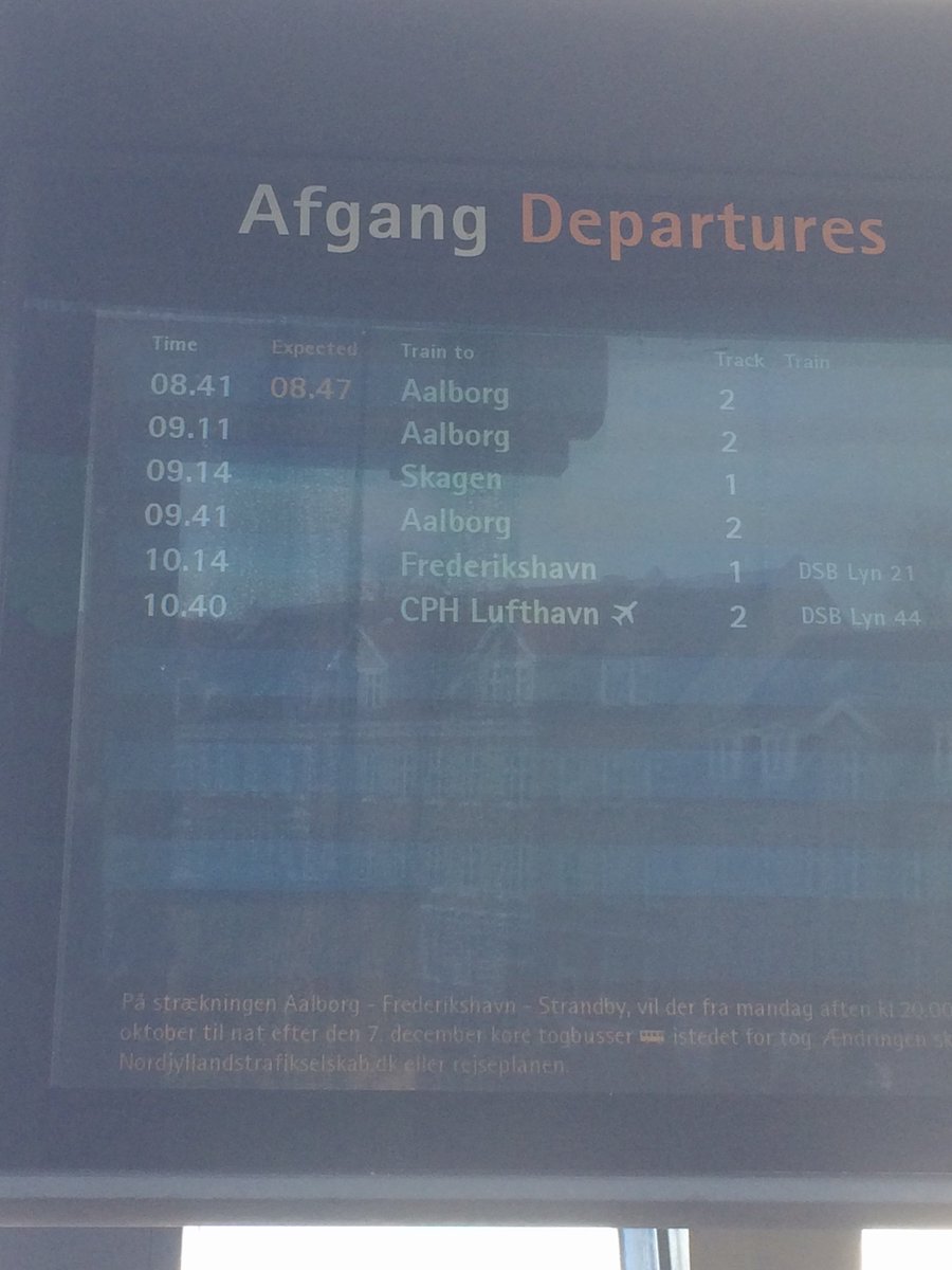 gittewitte's tweet photo. @omDSB Hvorfor informerer rejseplanen ikke om den forsinkelse, som skærmen på Aal V st. informerer om? Misser nu igen lynforb. på Aal st. https://t.co/DhIH2Wt9hh