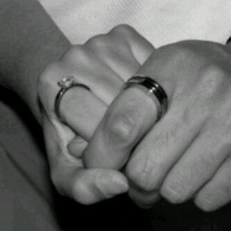 لماذا طريقنا طويل مليء بالأشواك..لماذا بين يدي ويديك سرب من الأسلاك..لماذا حين أكون أنا هنا تكون أنت هناك