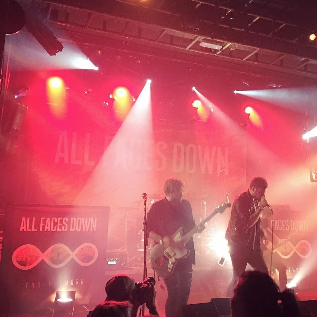 GOODNIGHTat's tweet photo. About last night ๐ธ๐ค๐ฅ
#musicmonday #concert #goodnightatszenewien #allfacesdown #musiclove #livemusic #viennamusic https://t.co/9s0KbVzu4v https://t.co/Qp1umtsyrs