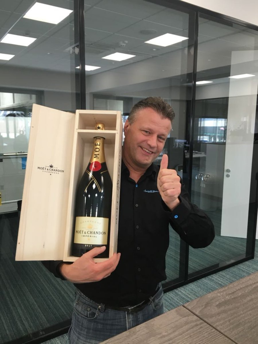 TCommTelematics's tweet image. De Champagne is overhandigd aan de winnaar van de #MobiliteitsRAI actie. &quot;Die zal smaken&quot;, aldus Marco van Veldhoven van Freight Line.