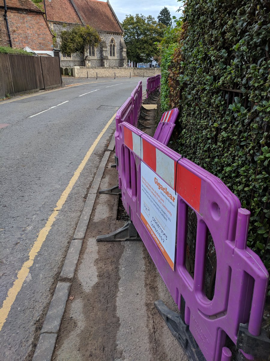 DanB78's tweet image. How is this safe for pedestrians, especially parents with buggies and wheel chair users @PParishCouncil @WBerksRoads