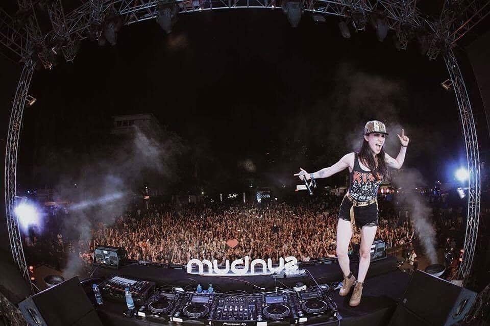 ShezElements's tweet photo. If there's one city that knows how to party - it's #Mumbai and this picture says it all!! 🔥🖤

Mariana BO x SUNBURN Festival #ShezElements https://t.co/PAL3dM01OA