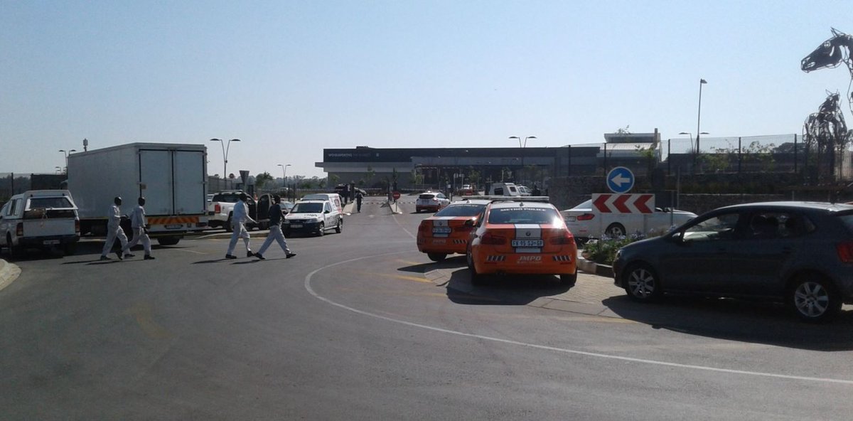 JacaNewswatch's tweet photo. LISTEN: #MissingPolice Police officer missing after shootout in Kyalami https://t.co/NHCwcyXutw https://t.co/bYJxtnSpLX