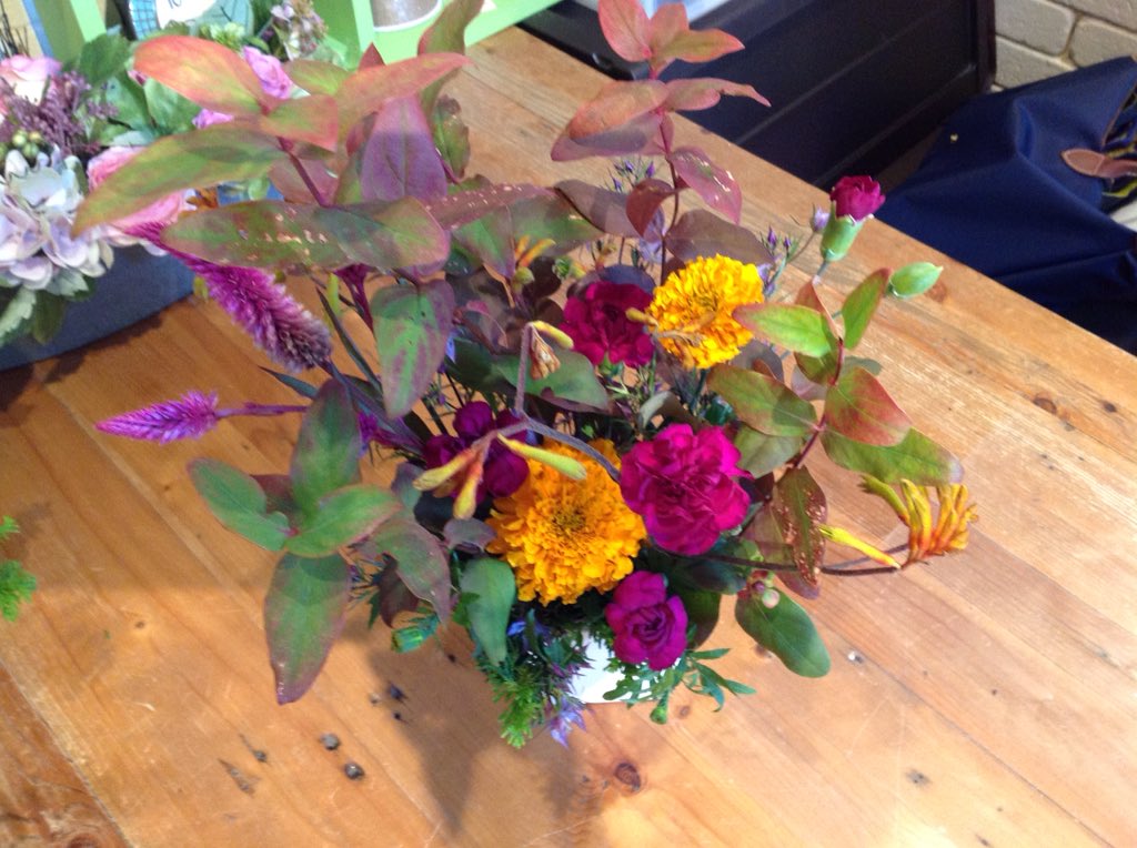 floristsonia's tweet photo. 今月の生花アレンジメントは
紅葉ヒペリカム マリーゴールド
spカーネーション カンガルーポー
セロシア ヒバを使ったハロウィンぽい雰囲気です https://t.co/WJmpFHSu2X