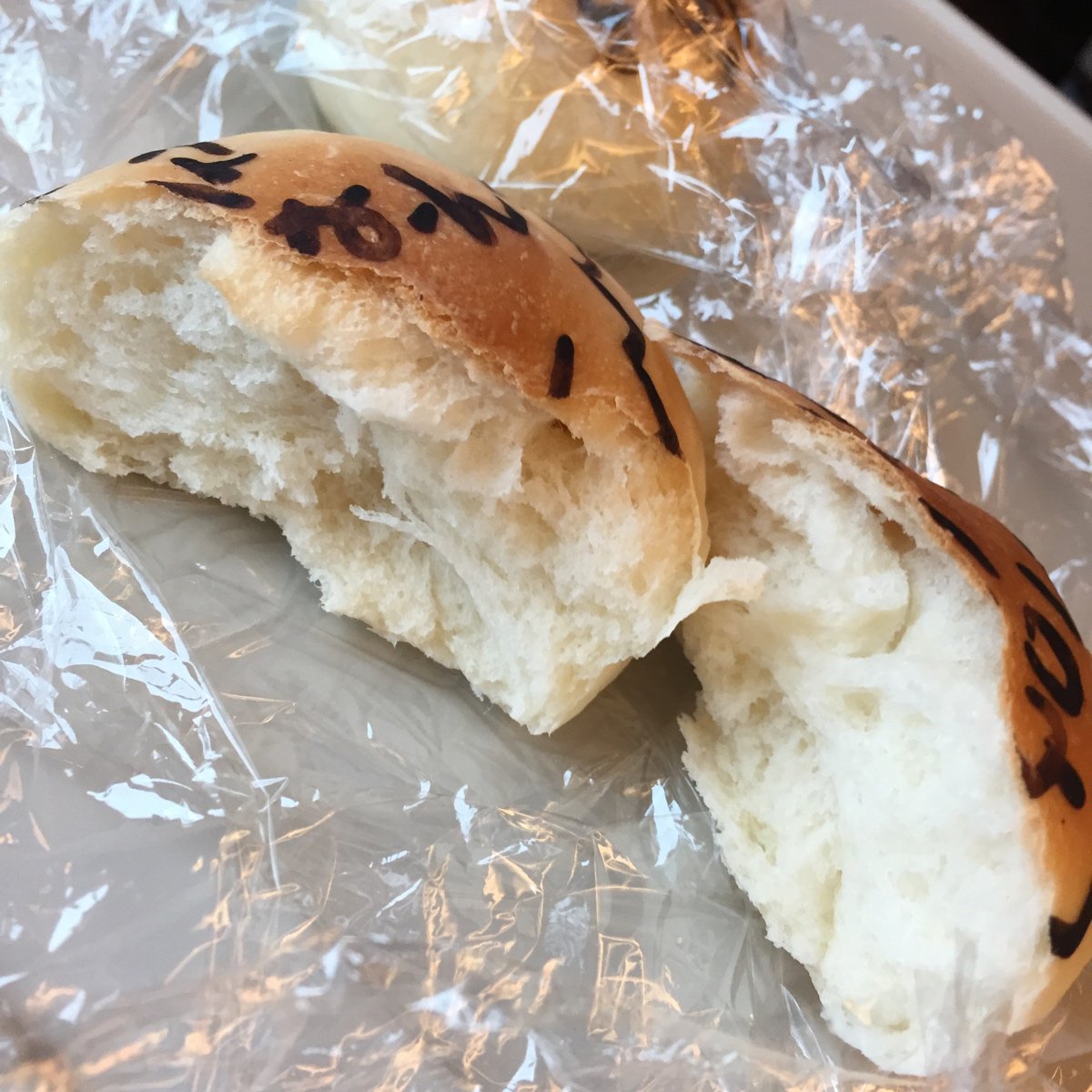 tokui_sorangley's tweet photo. 【ハロくそパン】
今年もハロくそパンを作りました～！お外に出るのがこわいハロウィンの日はお家で手ごねパンに限りますね⊂(＾ω＾)⊃これで安全です♪ #ハロくそパン #ハロくそ #ハロくそパン2017 https://t.co/L7BGcrKF9W