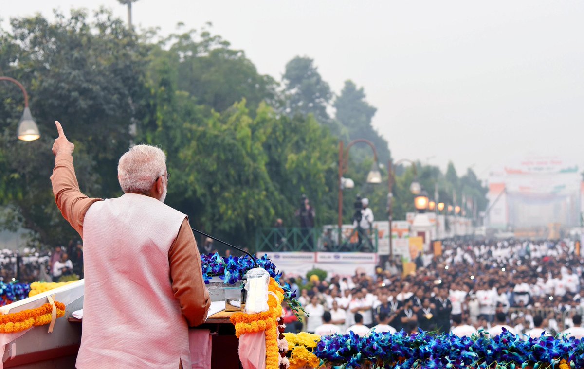 BJP4India's tweet photo. Glimpses of PM Shri @narendramodi flagging off #RunForUnity on #RashtriyaEktaDiwas at Major Dhyan Chand National Stadium, New Delhi. https://t.co/cNYuDUoK85