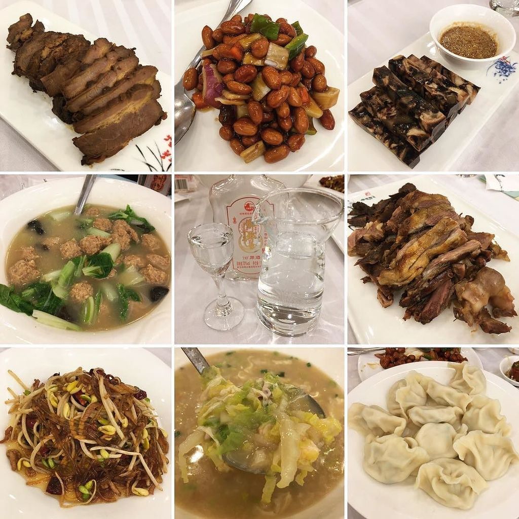 酒徒 しゅと おうちで中華 昨晩は上海では珍しい山東料理の宴 ロバ肉や豚足の煮凝りや羊肉の塊やサワラの水餃子を肴にあおったのは 泣く子も黙る琅琊台 アルコール度70度の白酒だ 最初は参加者の顔が曇ったが 結局二次会まで行った 笑 酒徒上海