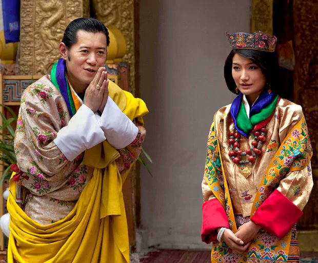 DDNewslive's tweet photo. Bhutanese King Jigme Khesar Namgyel Wangchuck to arrive on 4 day visit to #India https://t.co/3phIlXkghZ